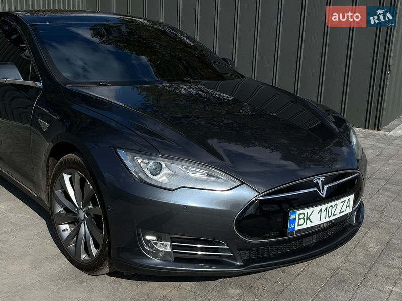 Лифтбек Tesla Model S 2015 в Смыге