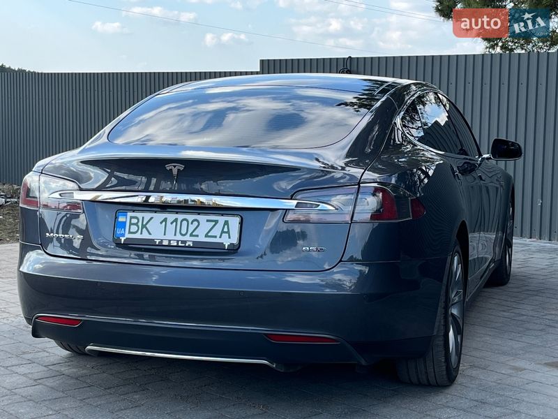 Лифтбек Tesla Model S 2015 в Смыге