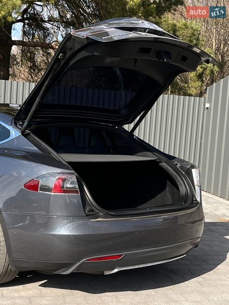 Лифтбек Tesla Model S 2015 в Смыге