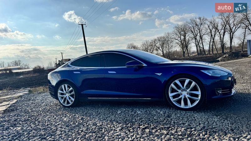 Лифтбек Tesla Model S 2015 в Киеве