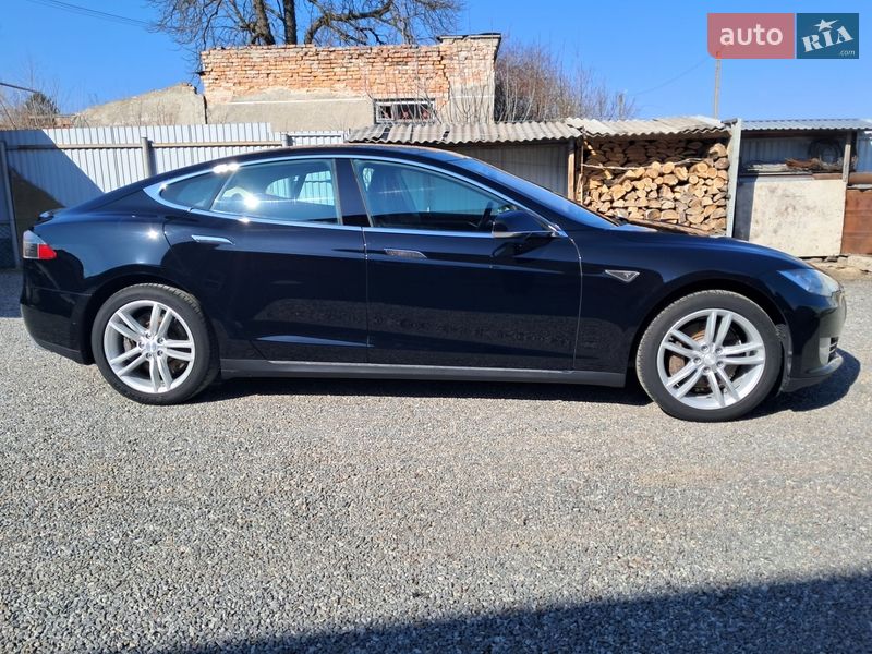 Лифтбек Tesla Model S 2014 в Радехове