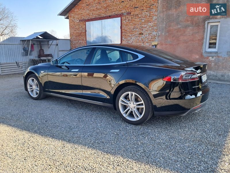 Лифтбек Tesla Model S 2014 в Радехове