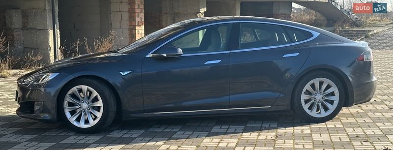 Лифтбек Tesla Model S 2016 в Буске