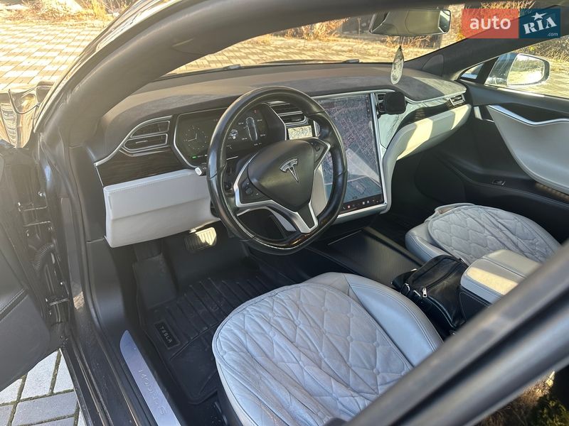 Лифтбек Tesla Model S 2016 в Буске