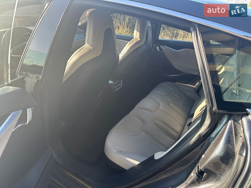 Лифтбек Tesla Model S 2016 в Буске