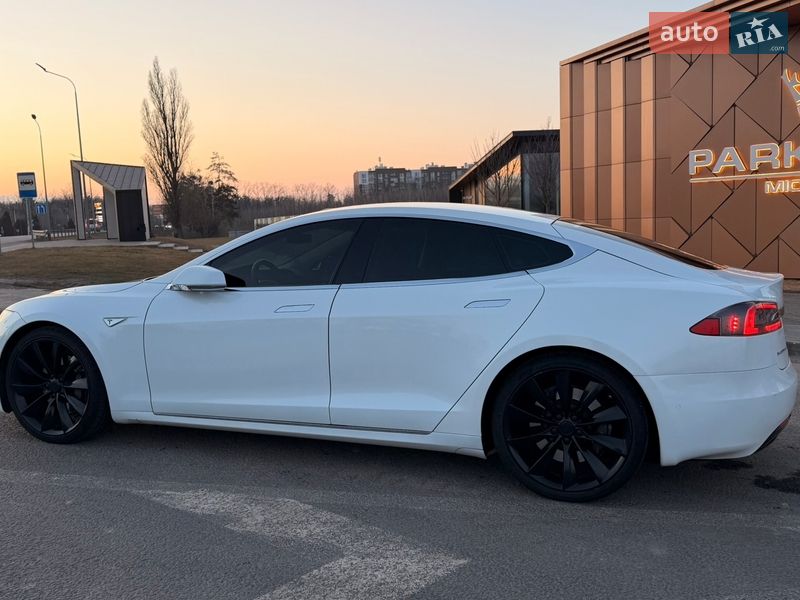 Лифтбек Tesla Model S 2016 в Киеве