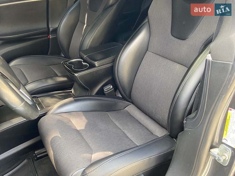Ліфтбек Tesla Model S 2017 в Дніпрі фото 11 Ліфтбек Tesla Model S 2017 в Дніпрі
