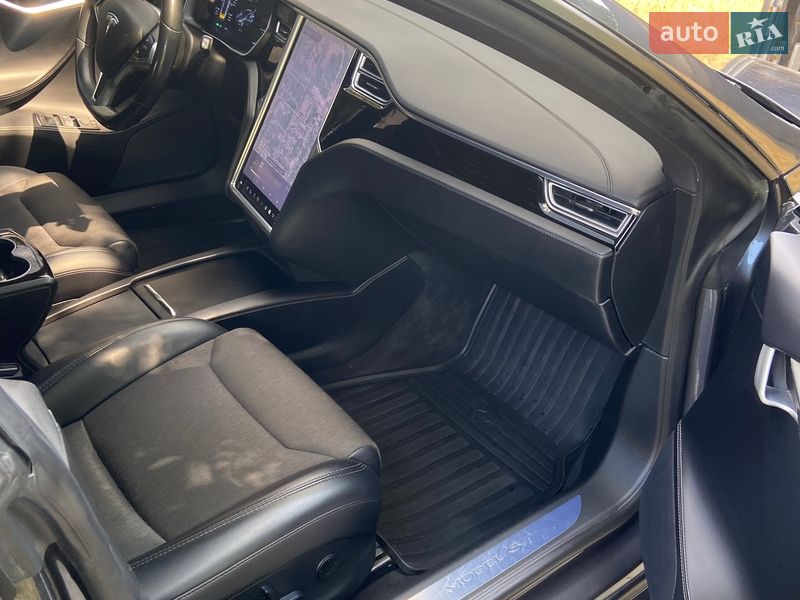 Ліфтбек Tesla Model S 2017 в Дніпрі фото 14 Ліфтбек Tesla Model S 2017 в Дніпрі