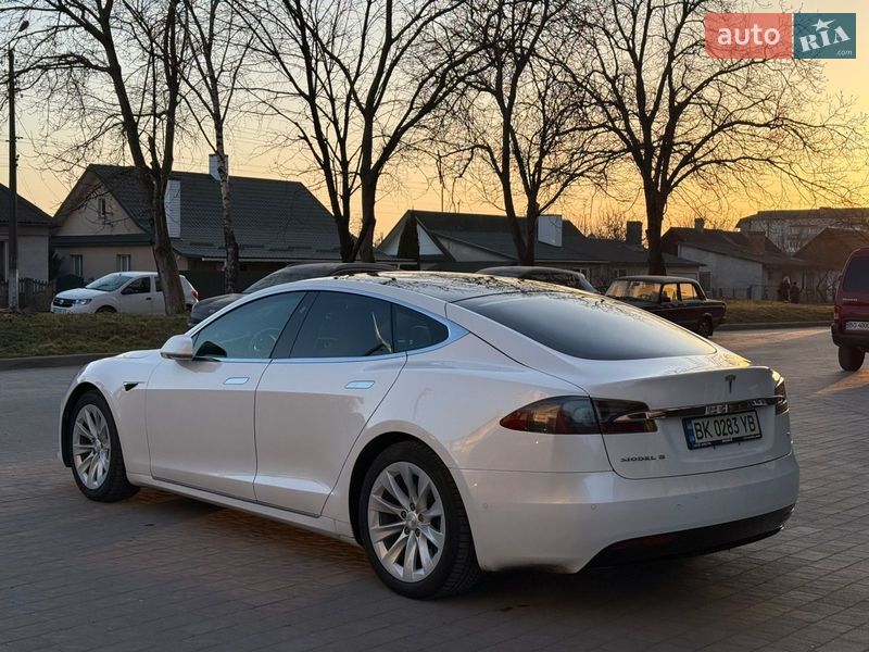 Лифтбек Tesla Model S 2017 в Дубно