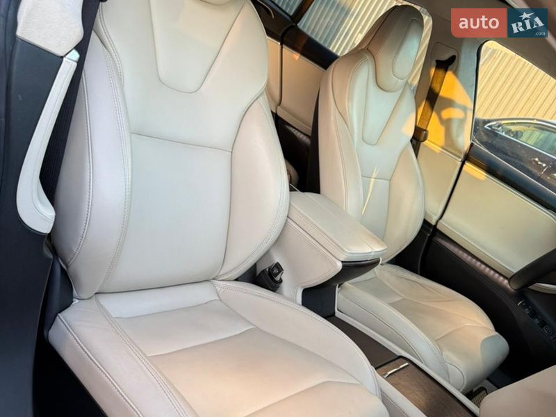 Лифтбек Tesla Model S 2017 в Дубно