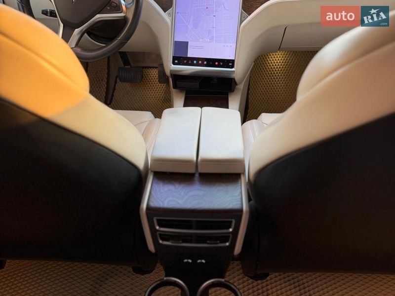 Лифтбек Tesla Model S 2017 в Дубно