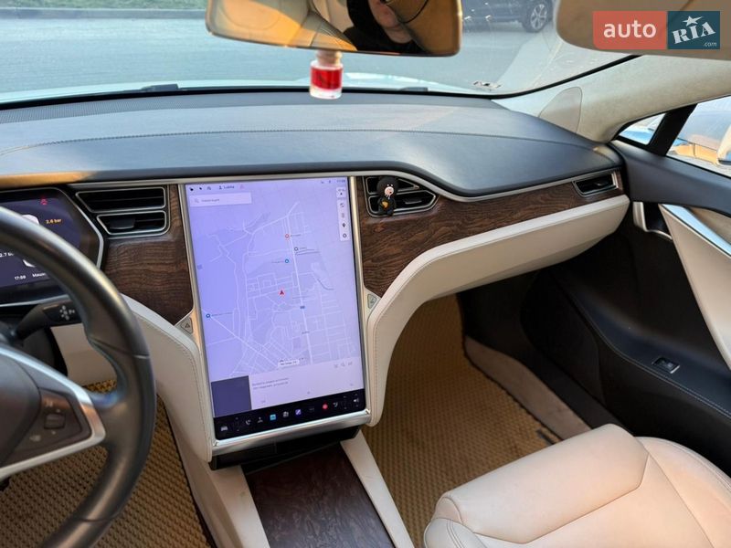 Лифтбек Tesla Model S 2017 в Дубно