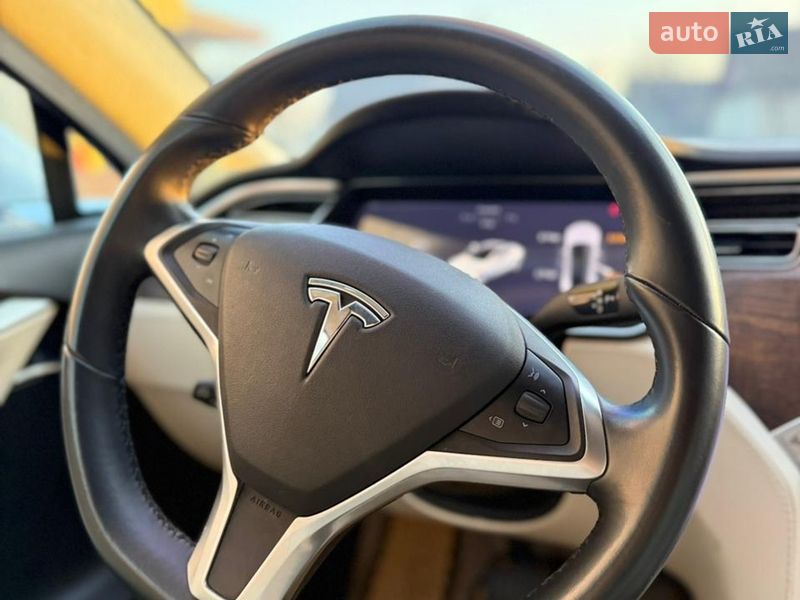 Лифтбек Tesla Model S 2017 в Дубно