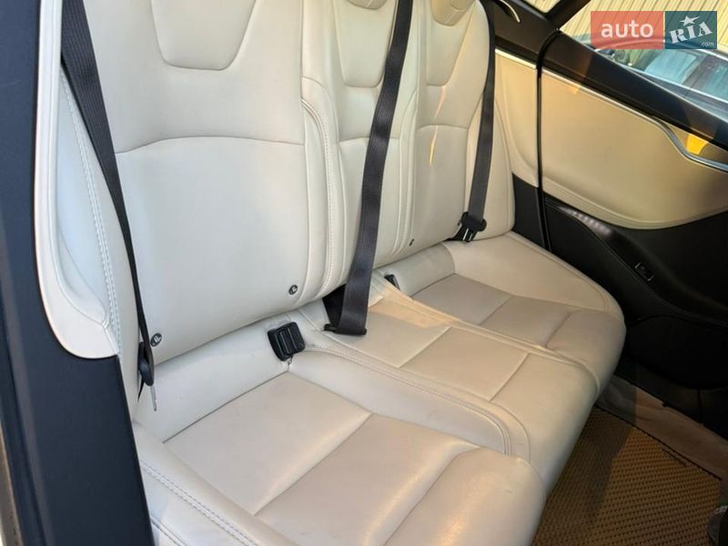 Лифтбек Tesla Model S 2017 в Дубно