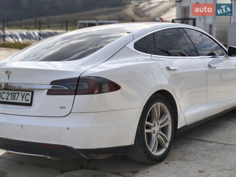 Лифтбек Tesla Model S 2014 в Львове