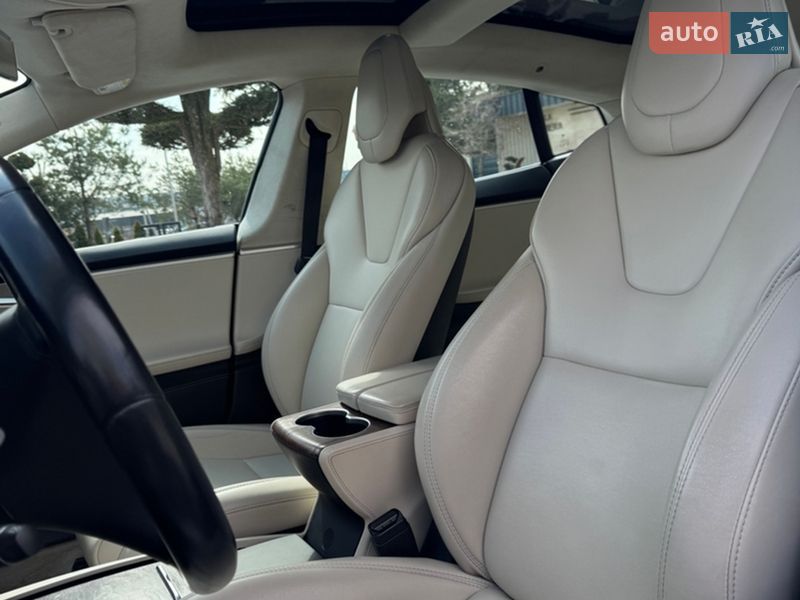 Лифтбек Tesla Model S 2017 в Львове