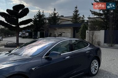 Лифтбек Tesla Model S 2017 в Львове