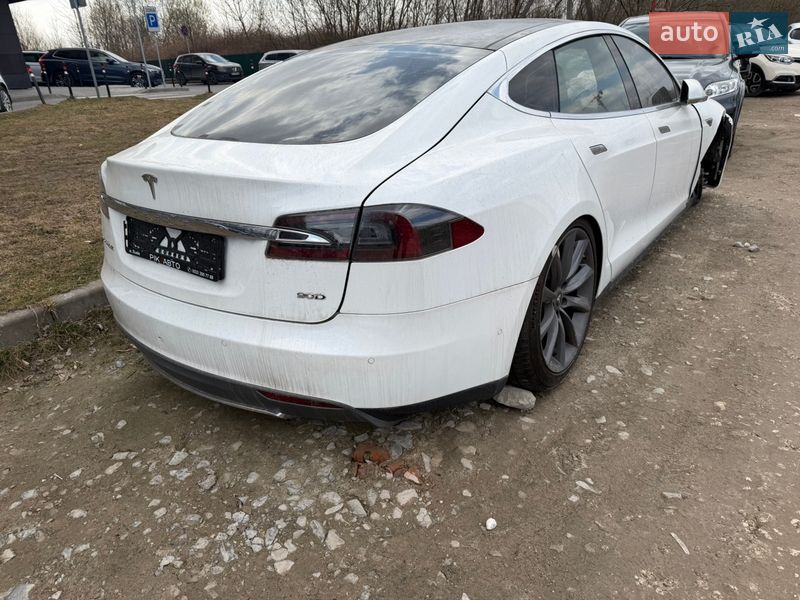 Лифтбек Tesla Model S 2016 в Львове