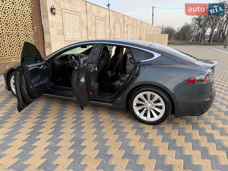 Ліфтбек Tesla Model S 2017 в Одесі