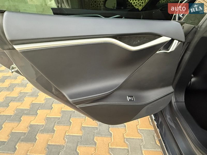 Ліфтбек Tesla Model S 2017 в Одесі
