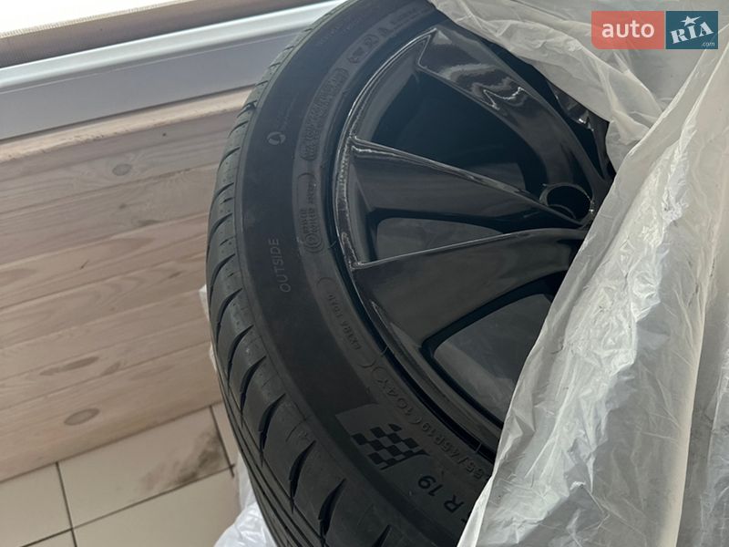 Ліфтбек Tesla Model S 2014 в Києві