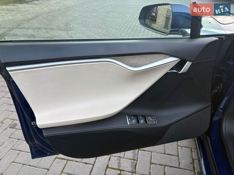 Лифтбек Tesla Model S 2018 в Ровно