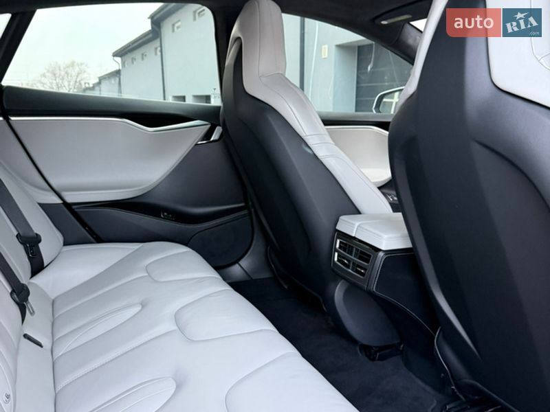 Лифтбек Tesla Model S 2016 в Тернополе