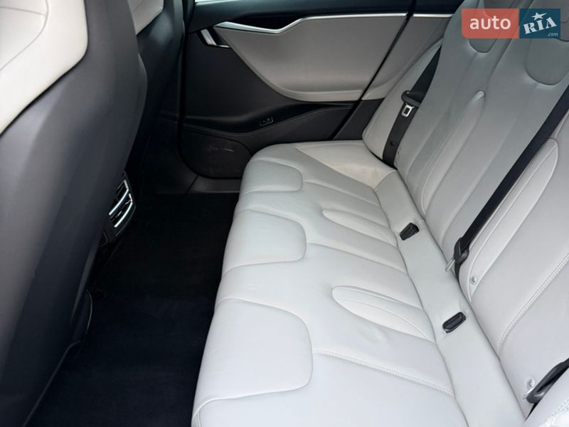 Лифтбек Tesla Model S 2016 в Тернополе