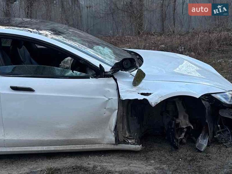 Лифтбек Tesla Model S 2022 в Житомире