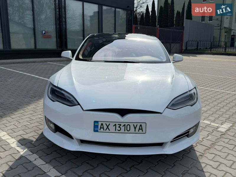 Лифтбек Tesla Model S 2013 в Львове