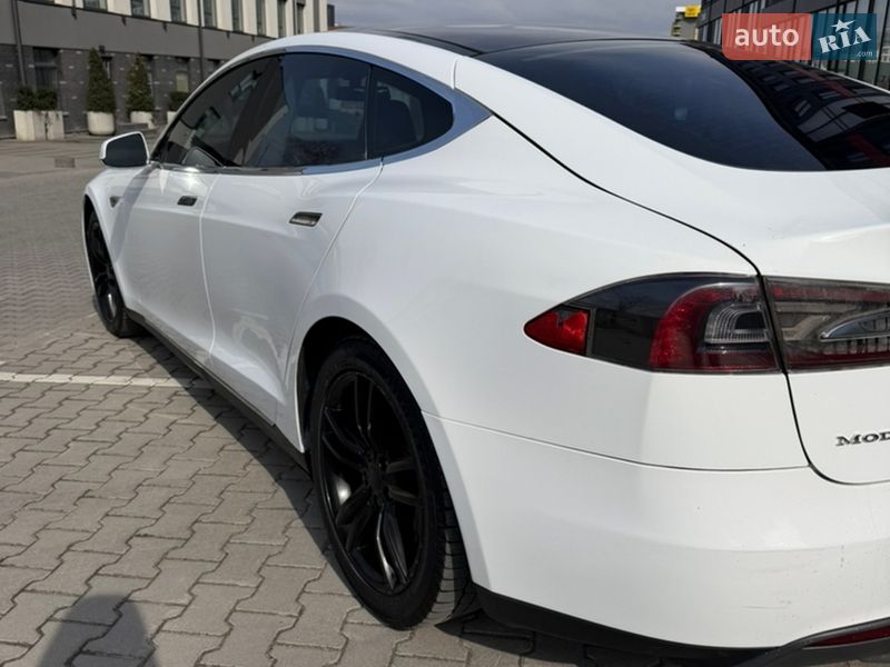 Лифтбек Tesla Model S 2013 в Львове
