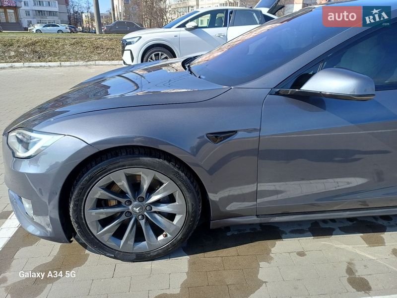 Лифтбек Tesla Model S 2019 в Сумах