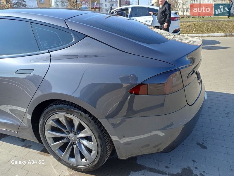 Лифтбек Tesla Model S 2019 в Сумах