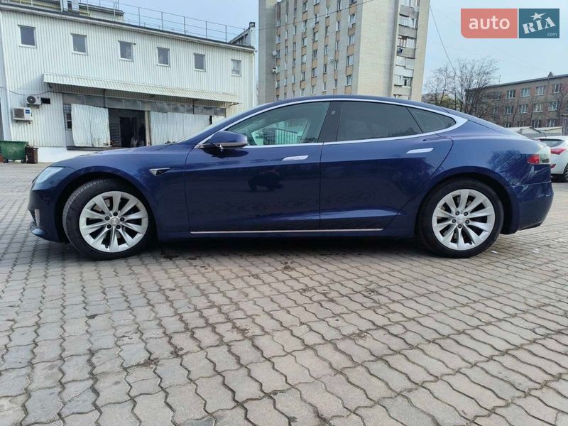 Лифтбек Tesla Model S 2017 в Львове