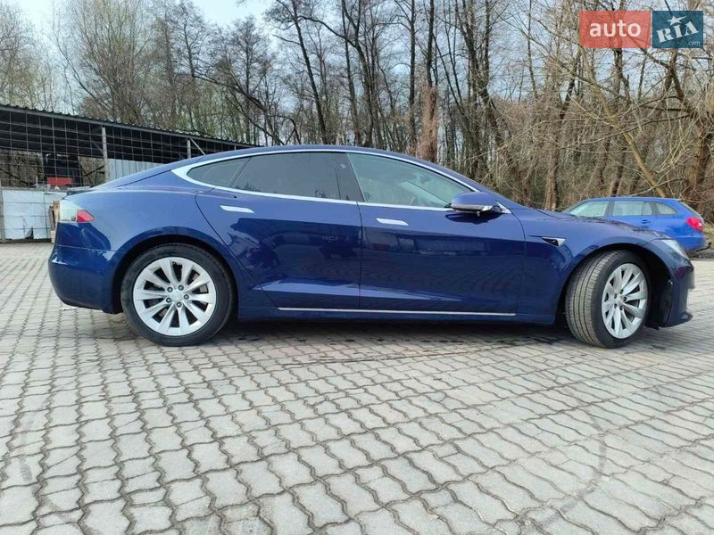 Лифтбек Tesla Model S 2017 в Львове
