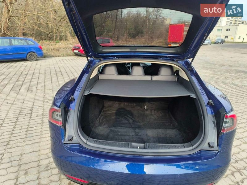 Лифтбек Tesla Model S 2017 в Львове