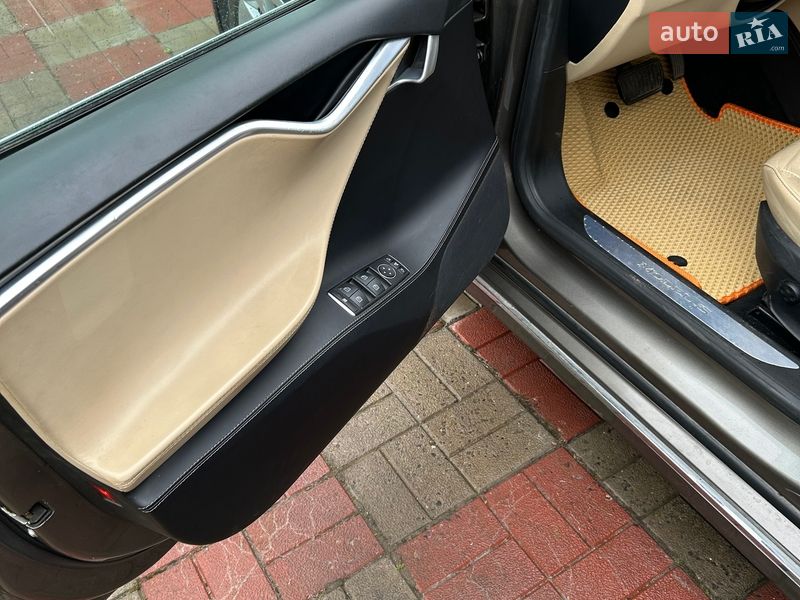 Лифтбек Tesla Model S 2016 в Киеве фото 10 Лифтбек Tesla Model S 2016 в Киеве