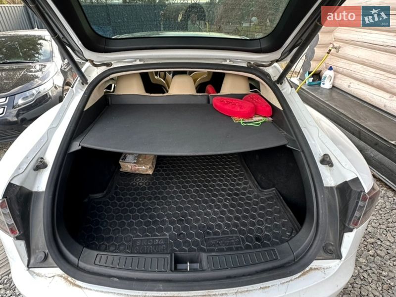 Ліфтбек Tesla Model S 2016 в Львові