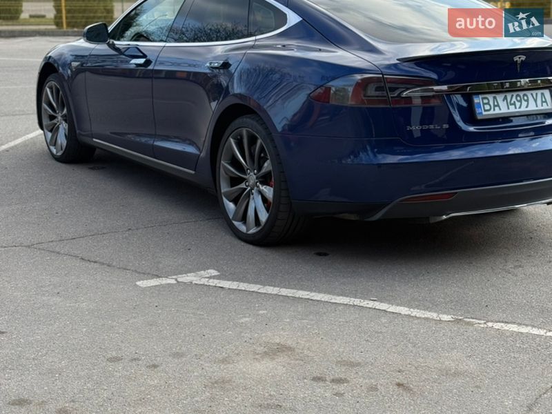 Лифтбек Tesla Model S 2015 в Александрие