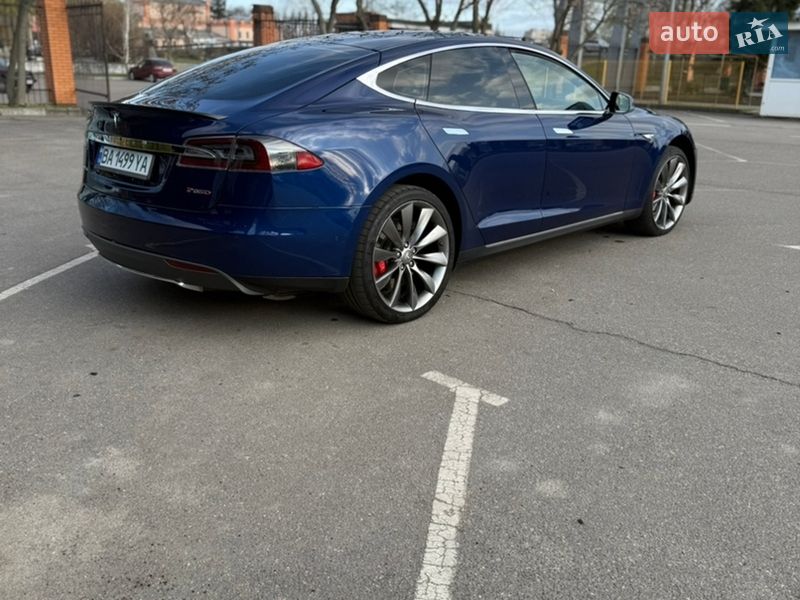 Лифтбек Tesla Model S 2015 в Александрие