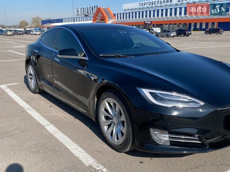 Ліфтбек Tesla Model S 2018 в Львові
