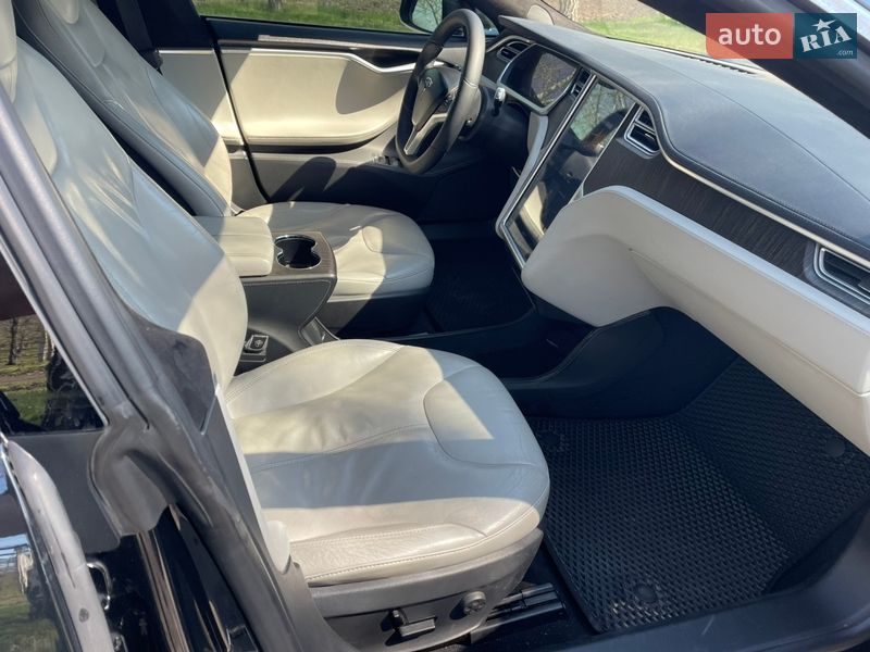 Ліфтбек Tesla Model S 2014 в Дніпрі