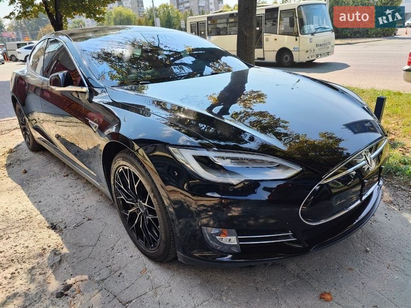 Лифтбек Tesla Model S 2014 в Львове