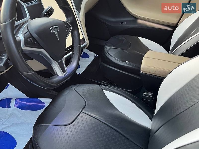 Ліфтбек Tesla Model S 2013 в Львові