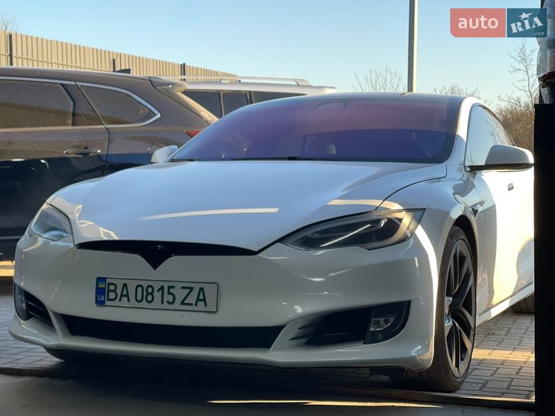 Лифтбек Tesla Model S 2017 в Кропивницком