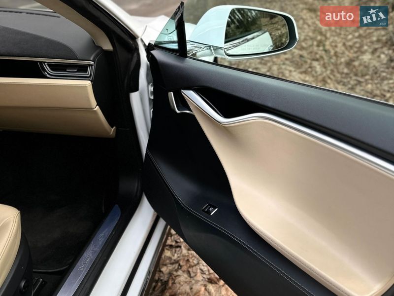 Ліфтбек Tesla Model S 2015 в Кропивницькому