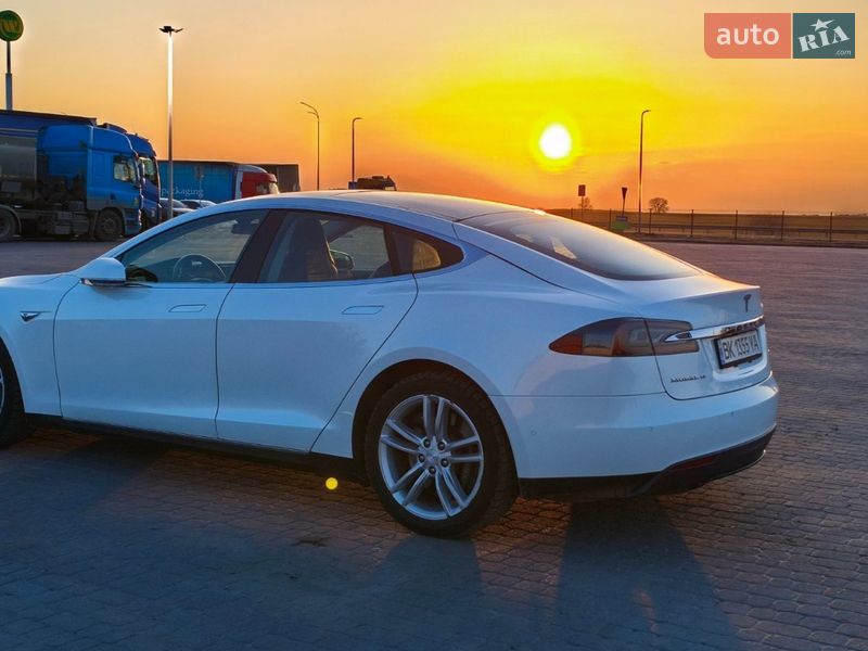 Лифтбек Tesla Model S 2015 в Радивилове