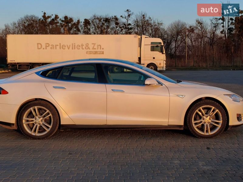 Лифтбек Tesla Model S 2015 в Радивилове