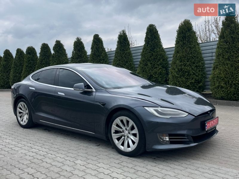 Лифтбек Tesla Model S 2017 в Львове