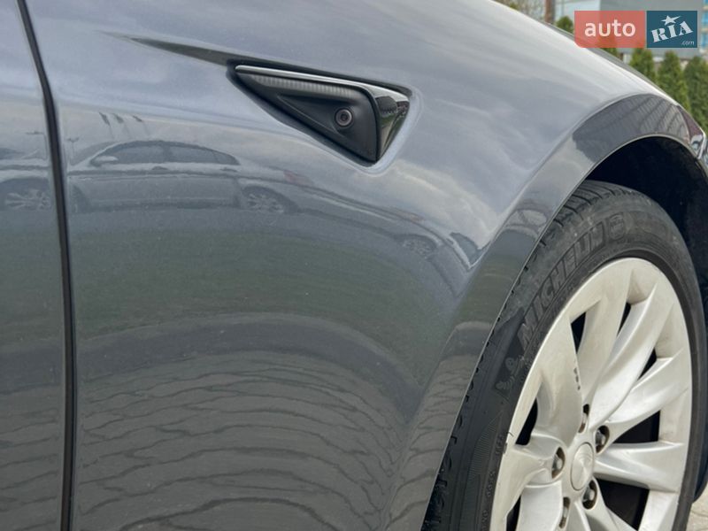 Лифтбек Tesla Model S 2017 в Львове